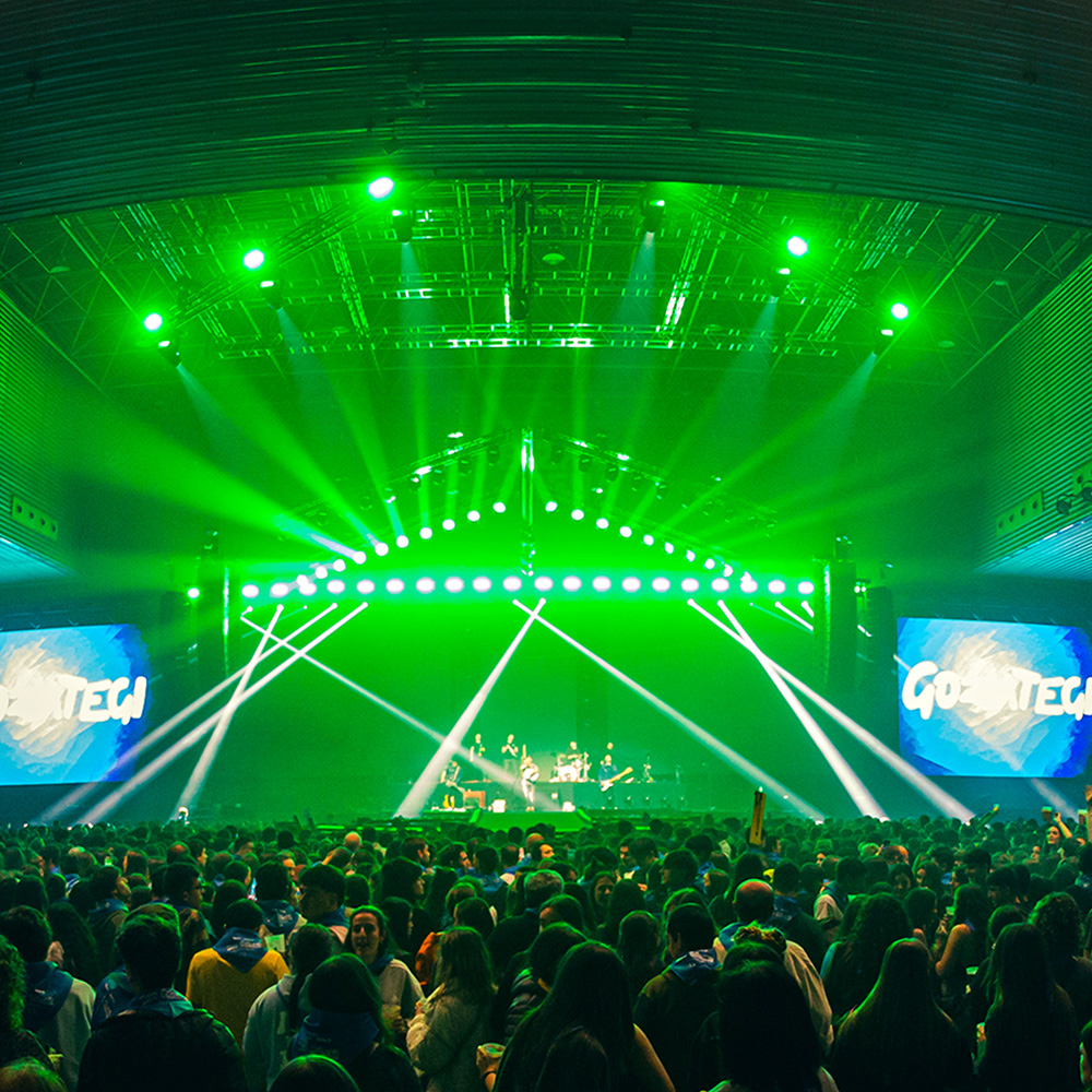 Balea – Soinua, bideoa & zuzenekoak – Gozategi taldearen kontzertua. Eszenatkoia eta jendea. Balea - Soinua, bideoa & zuzenekoak - Gozategi taldearen kontzertua. Eszenatkoia eta jendea.